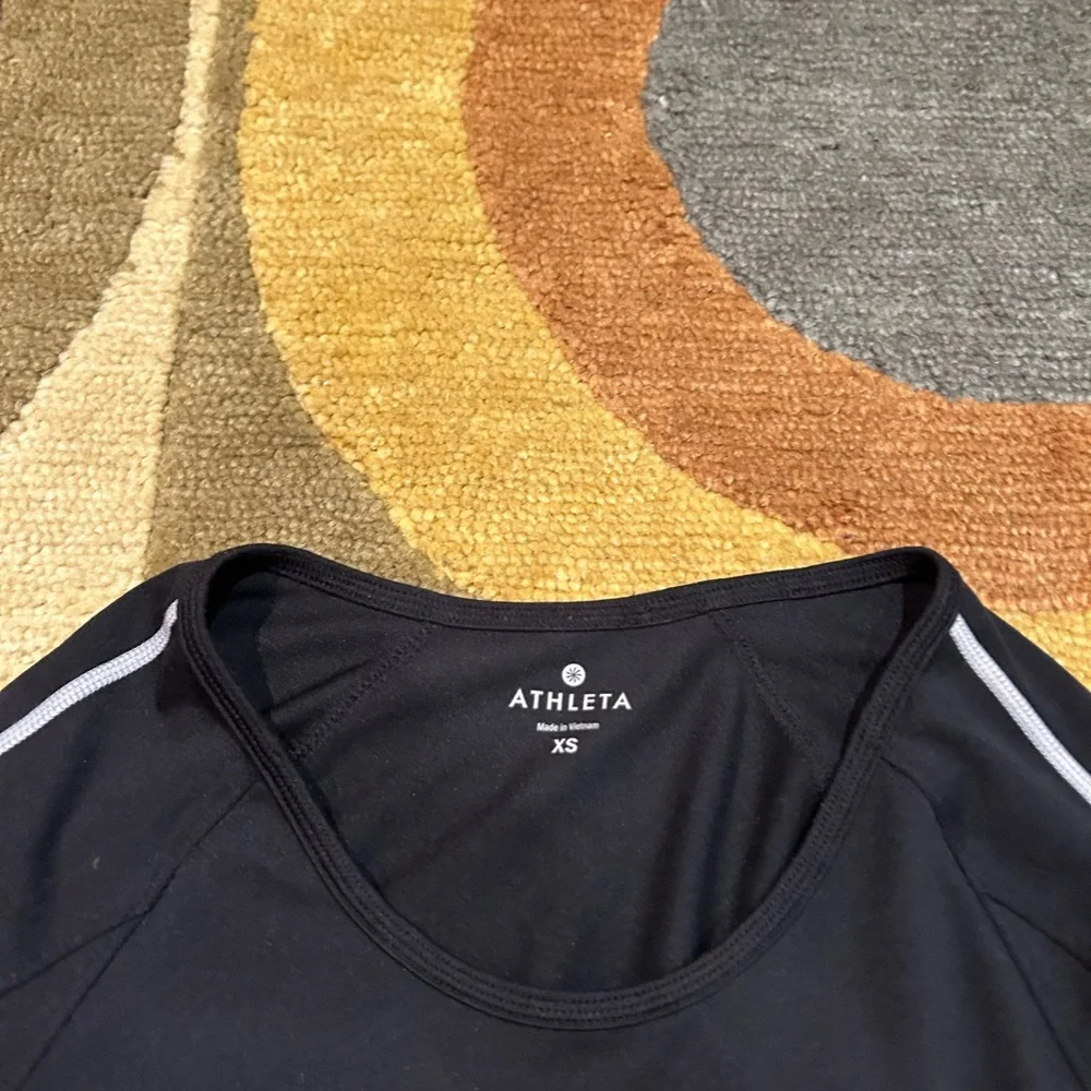 Athleta Running Wild Tapped Crew Top Black Long Sleeve Shirt Thumbholes Size XS